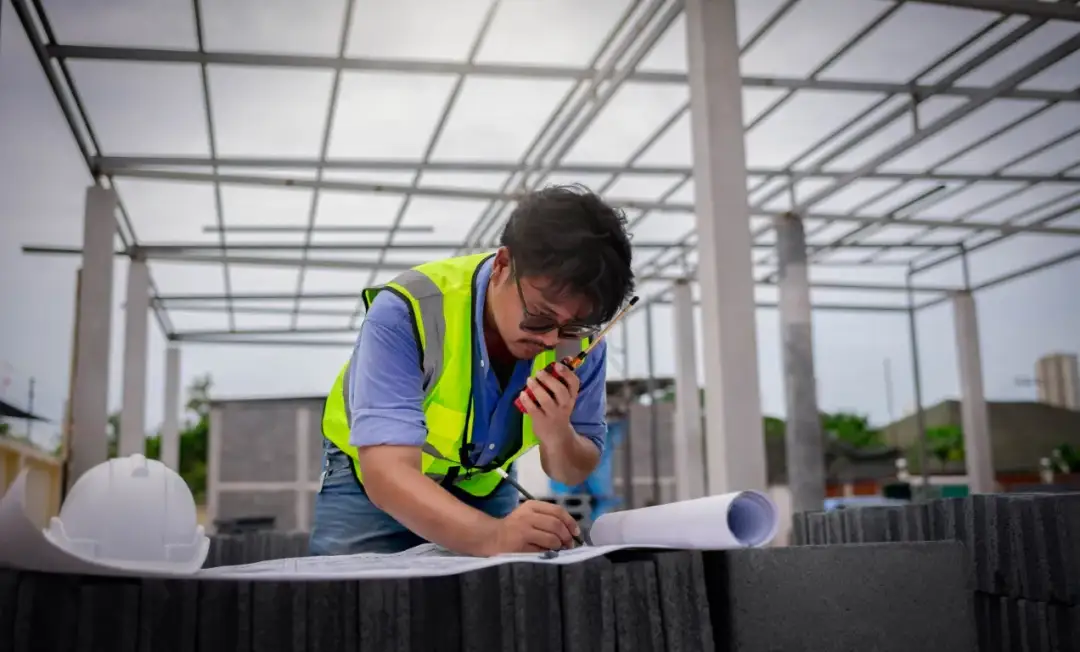 Na czym polega praca dekarza? Kluczowe umiejętności i zadania