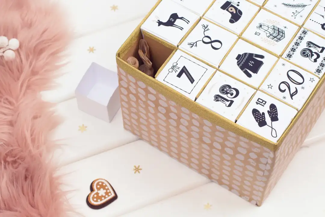 Jak zrobić kalendarz adwentowy z kartonu - proste kroki i pomysły