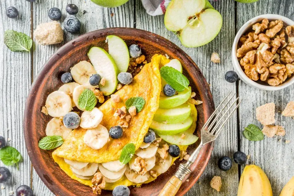 Ile kalorii ma omlet na słodko? Sprawdź, jak go przygotować bez zbędnych kalorii