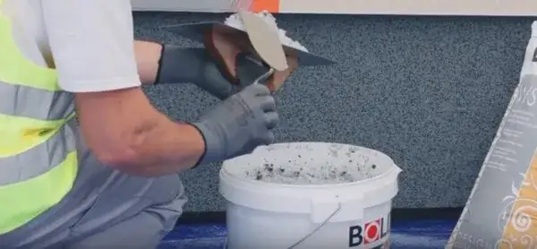 Czy na tynk mozaikowy można kłaść płytki? Oto co musisz wiedzieć