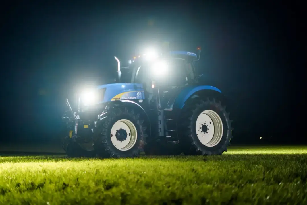 Jakie lampy LED do ciągnika zapewnią najlepszą widoczność i bezpieczeństwo?
