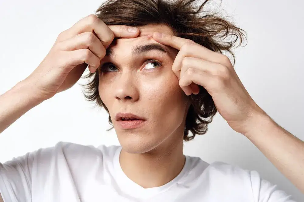 Dlaczego wyciskanie pryszczy jest przyjemne? Odkryj psychologię tej czynności