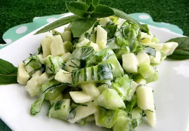 Czym się różni sałatka od surówki? Kluczowe różnice i zastosowania