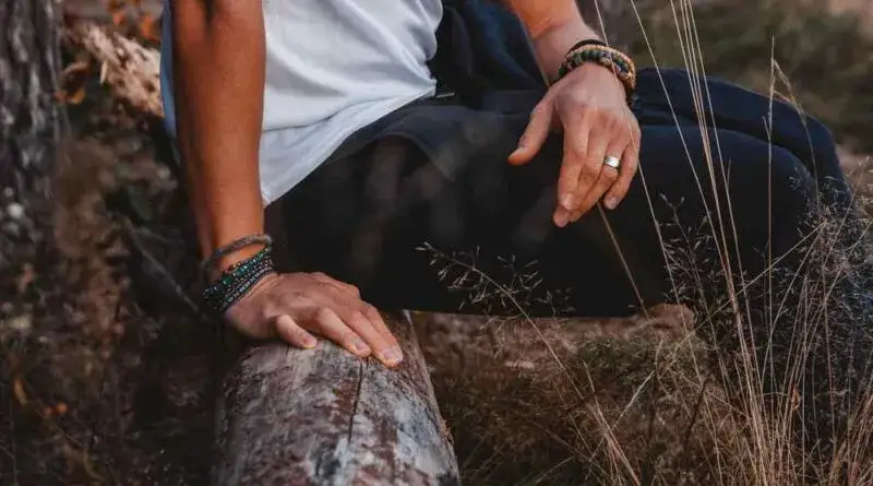 Na której ręce nosi się bransoletkę mężczyzna? Oto najważniejsze zasady