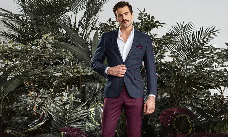 Jaką koszulę wybrać do bordowych spodni, by wyglądać stylowo?