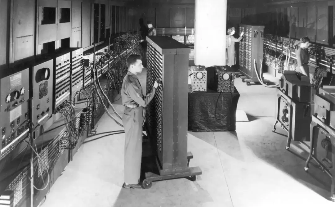 W którym roku wynaleziono komputer? Odkryj fascynującą historię