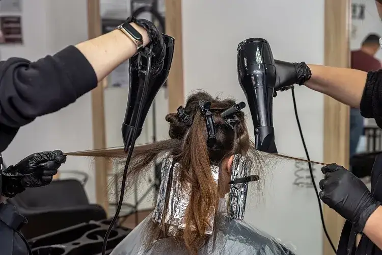 Ile kosztuje farbowanie odrostów u fryzjera? Ceny, które zaskakują