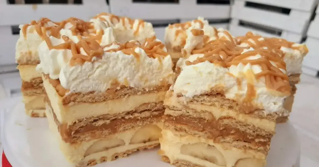 Słodkie ciasta bez pieczenia z herbatnikami i bananami - Przepisy na pyszne desery