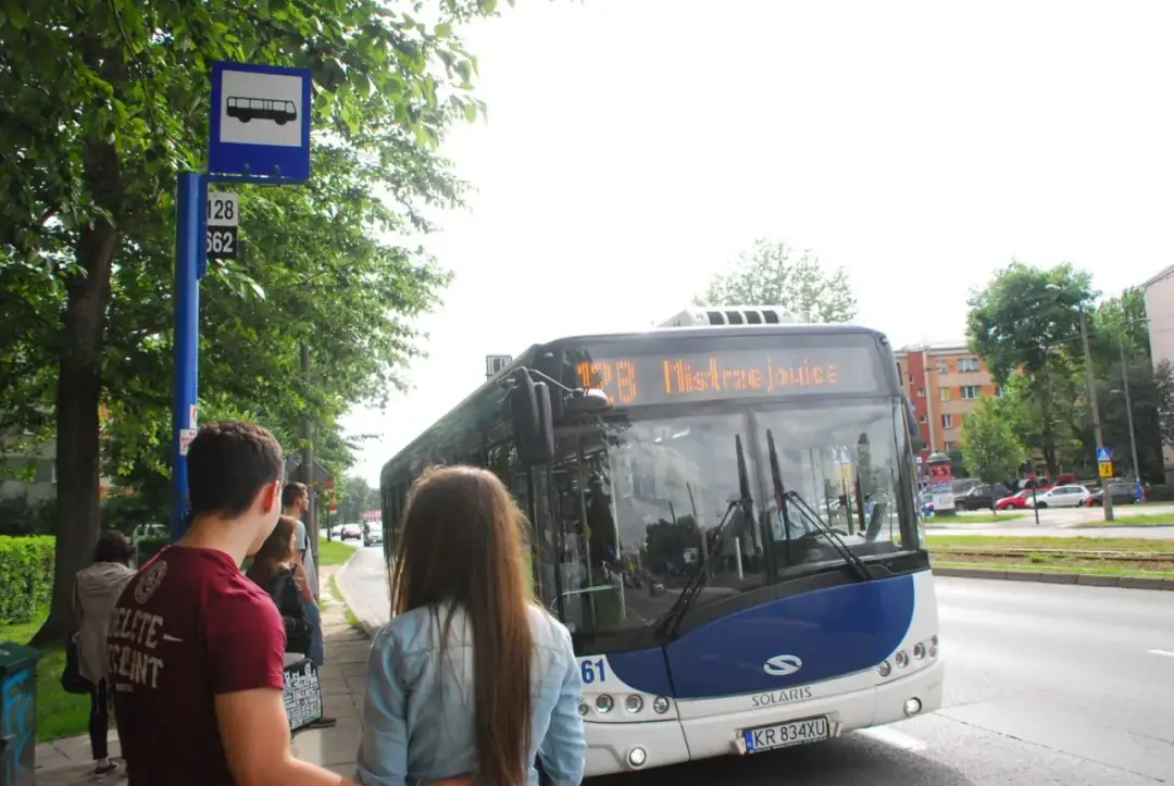 Dojazd na Osiedle Szkolne Kraków: MPK, auto, rower uniknij problemów!