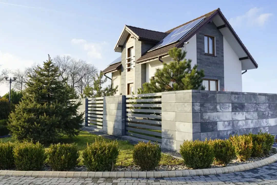 Ogrodzenie z wapienia: trwałe piękno i elegancja w Twoim ogrodzie