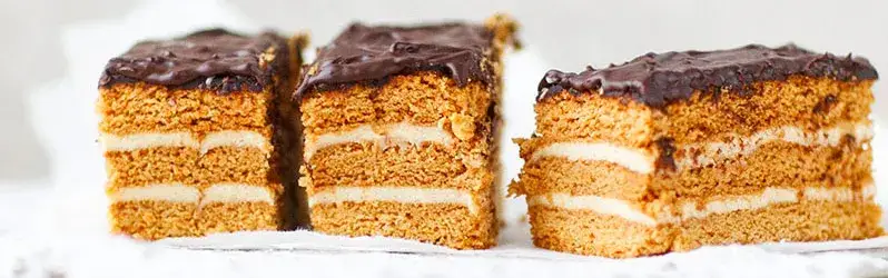 Dawne przepisy na ciasta, które przywrócą smak dzieciństwa