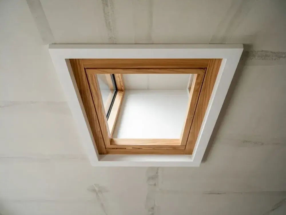 Jak zamaskować właz na strych? 5 prostych i kreatywnych sposobów