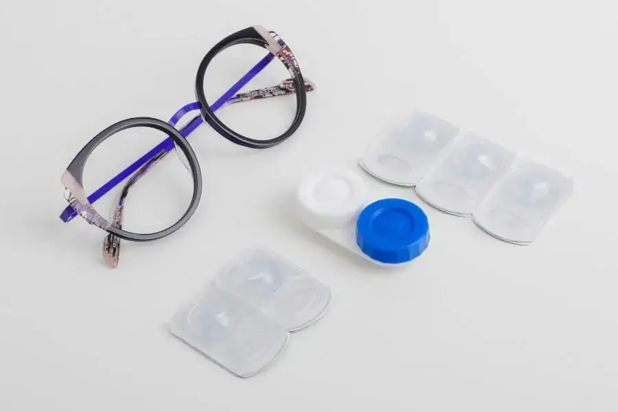 Niebieskie oprawki idealnie dopasowane do Twojej urody - poradnik eksperta