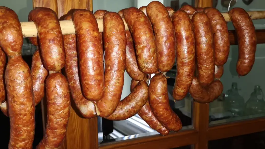 Najlepsze sposoby na kiełbasę z ognia – unikaj błędów przy pieczeniu