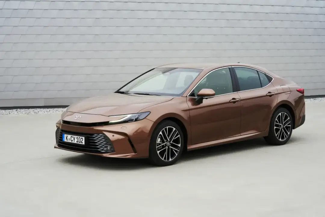 Nowa Toyota Camry - Spalanie, wersje i ceny. Czy warto ją wybrać?