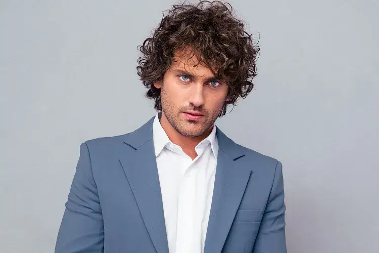 Kręcone włosy chłopak: Jak okiełznać niesforne loki?