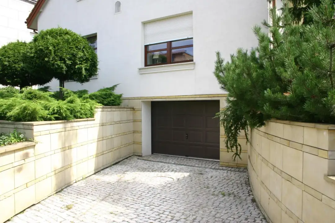 Jak zrobić podjazd pod krawężnik – proste kroki dla łatwego dostępu