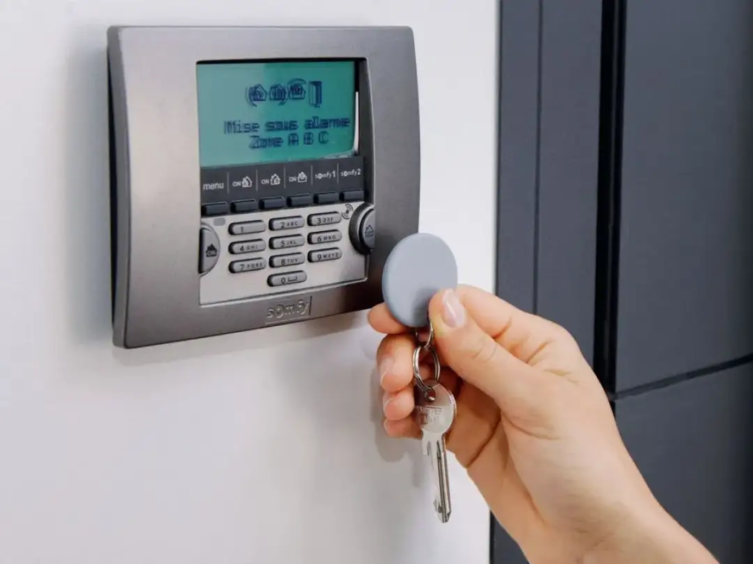 Ile za montaż alarmu w domu? Poznaj ukryte koszty instalacji