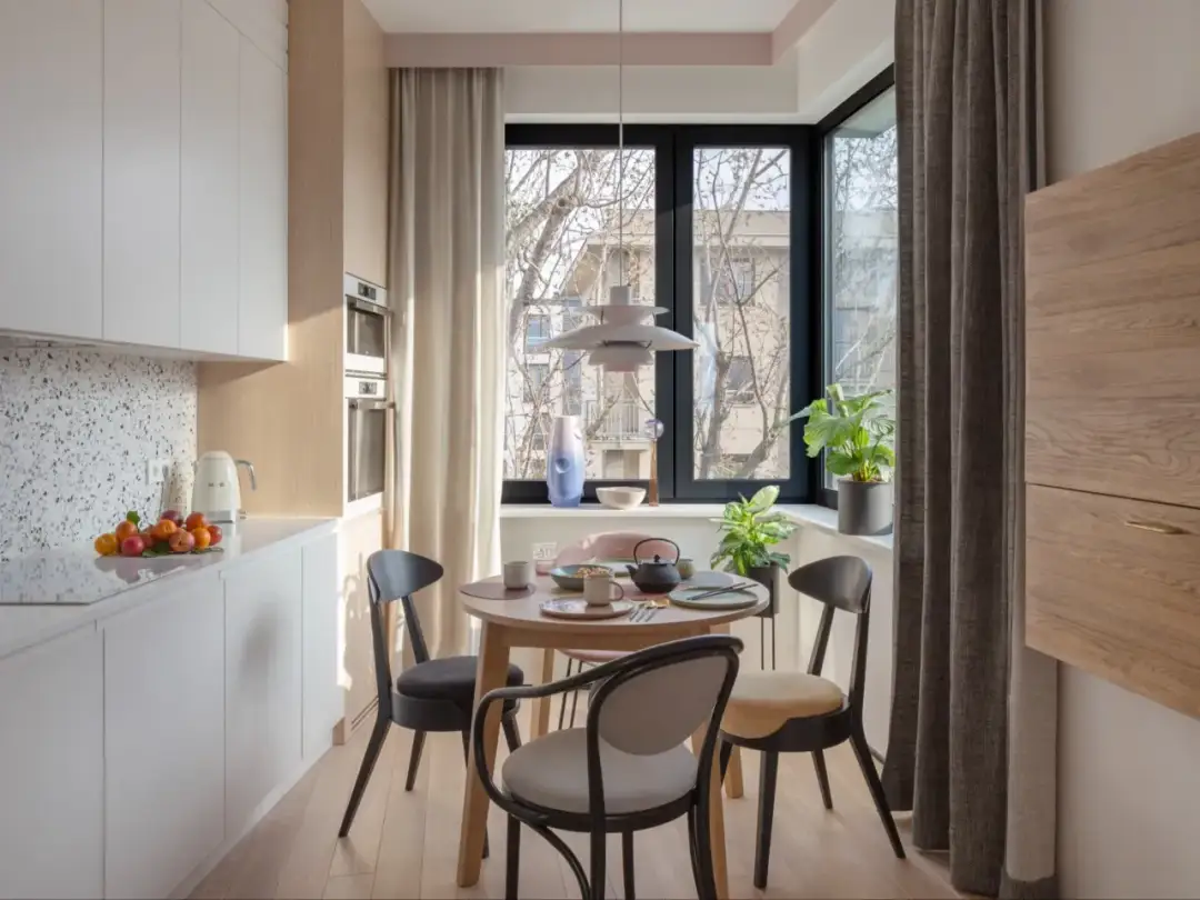 Jak powiększyć stół? Proste metody na większą przestrzeń przy stole