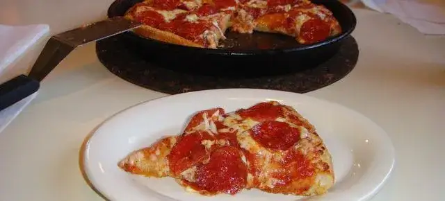 Średnia pizza w Pizza Hut - ile cm ma ta ulubiona pizza?