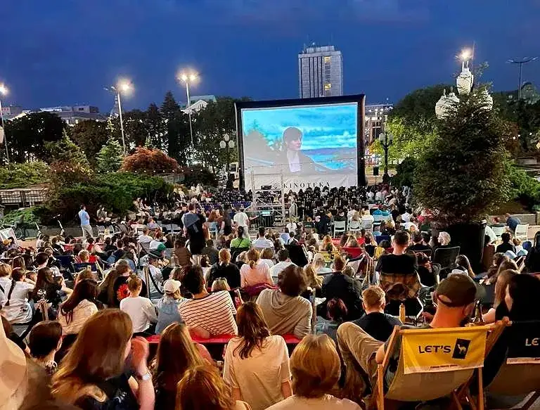 Gdzie grają film Polityka w Warszawie? Sprawdź najlepsze kina!