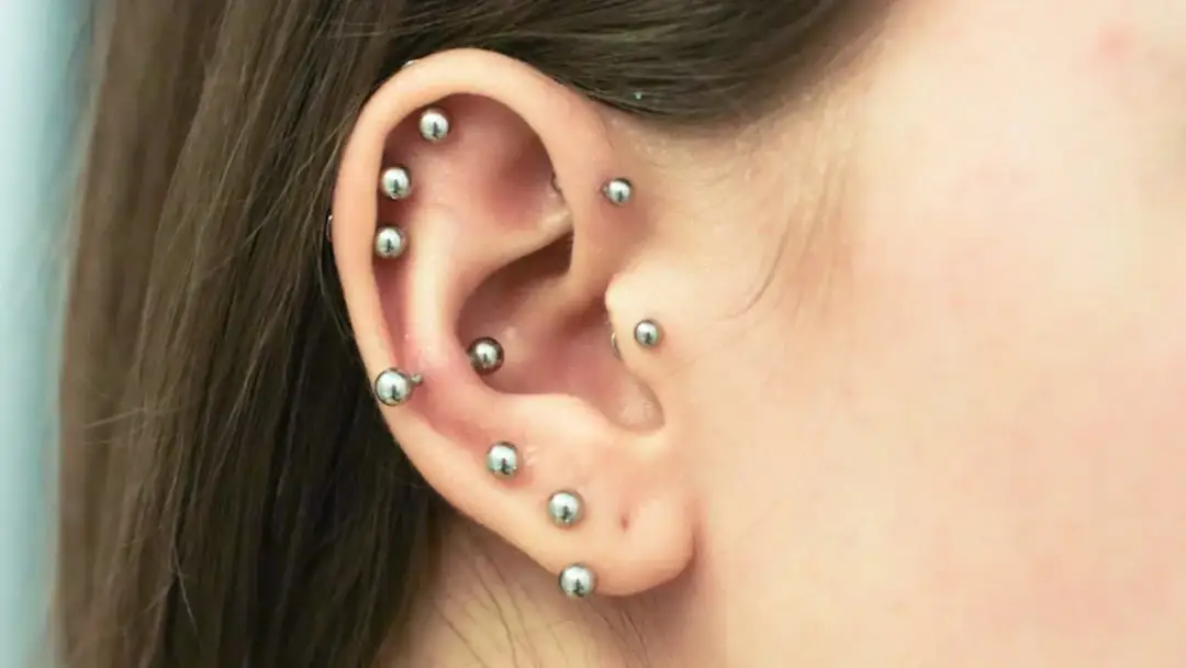 Kiedy można wymienić kolczyk w uchu? Uniknij komplikacji i bólu