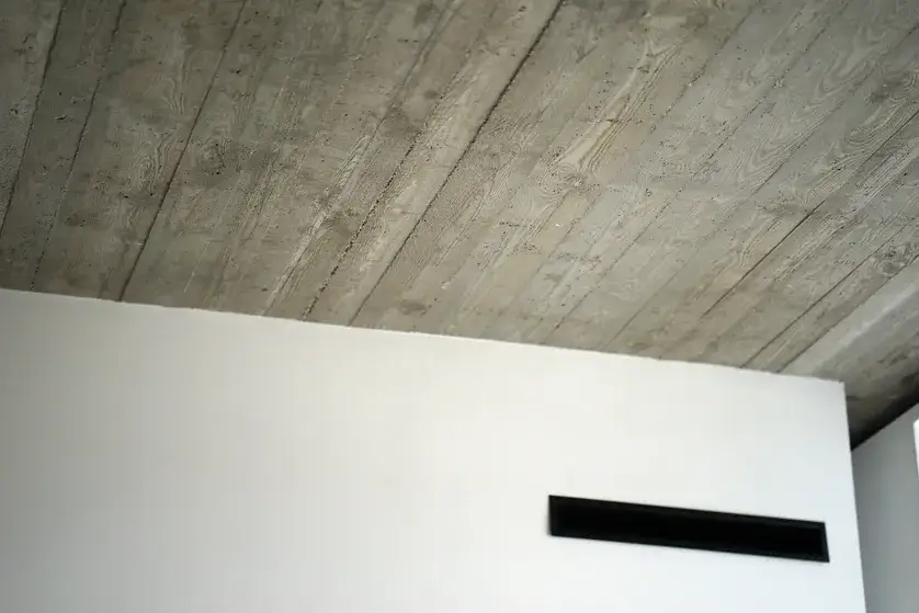 Jak wykończyć sufit betonowy: 5 skutecznych metod dekoracji