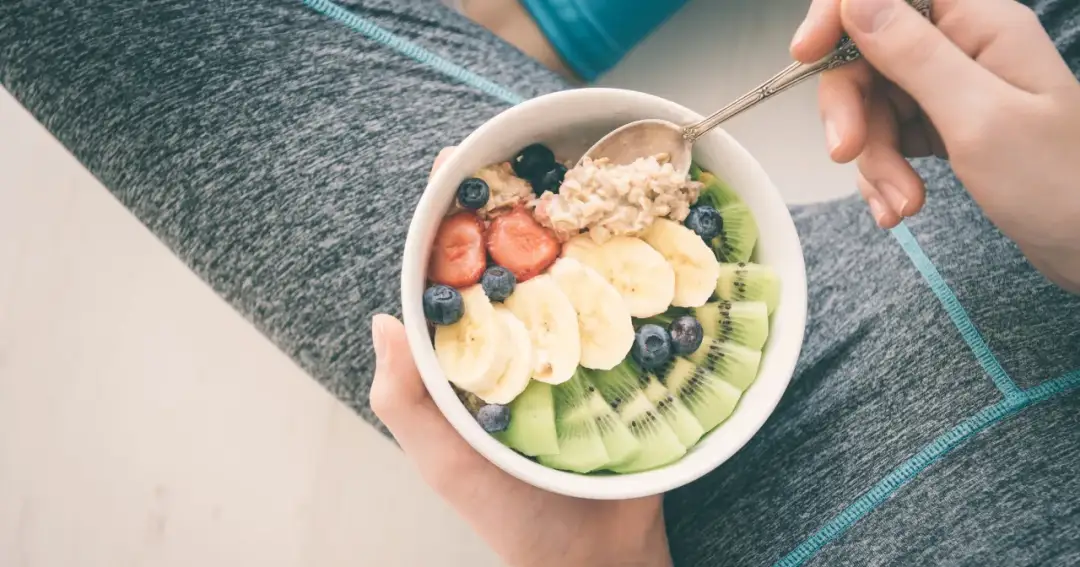 Jedzenie po treningu: Czy musisz jeść od razu? Poznaj prawdę