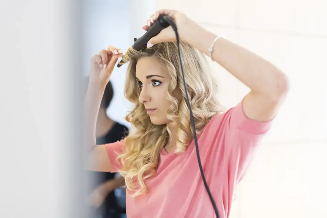 Makijaż czy fryzura co najpierw? Oto jak uniknąć zniszczenia efektu