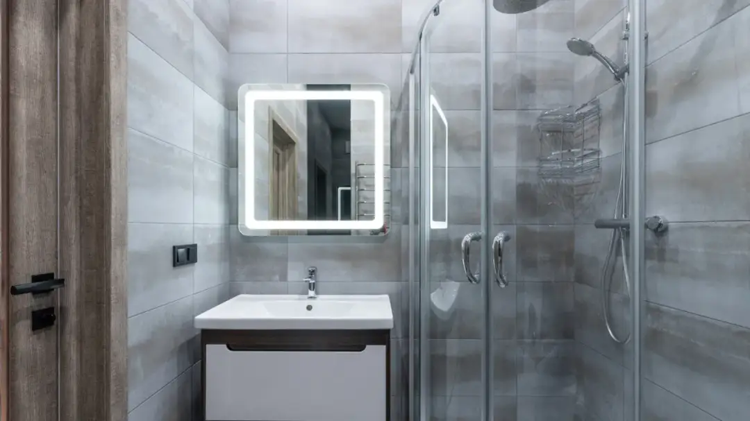 Jak urządzić malutką łazienkę: 7 skutecznych trików na więcej miejsca