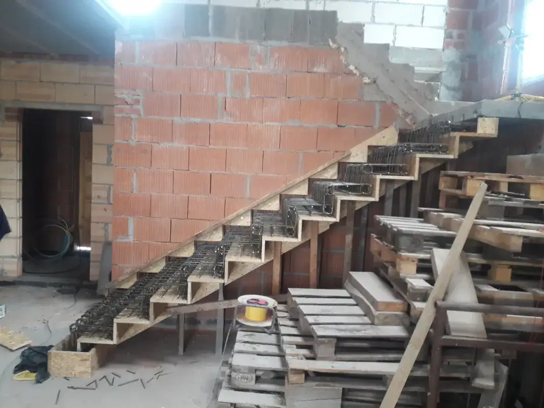 Jak zrobić schody dywanowe na betonie? Prosty sposób krok po kroku