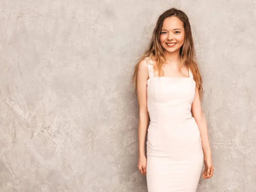 Beżowa sukienka na wesele? Sprawdź, czy wypada i jak ją nosić!