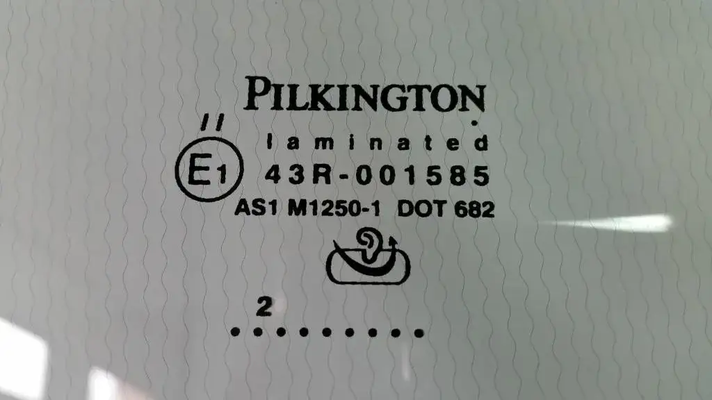 Oznaczenia Szyb Samochodowych: Co Oznaczają i Jak Je Czytać?