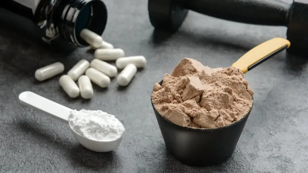 Suplementy w treningu siłowym: Co działa, a co to mit?