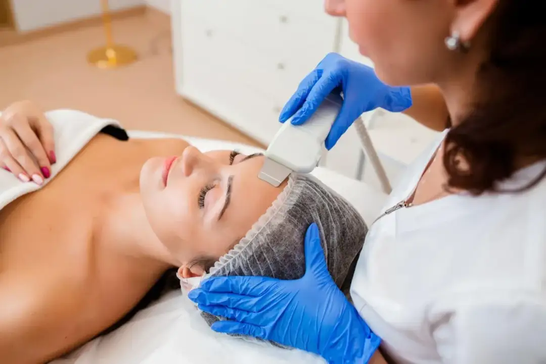 Peeling kawitacyjny: co to jest? Bezbolesne oczyszczanie twarzy