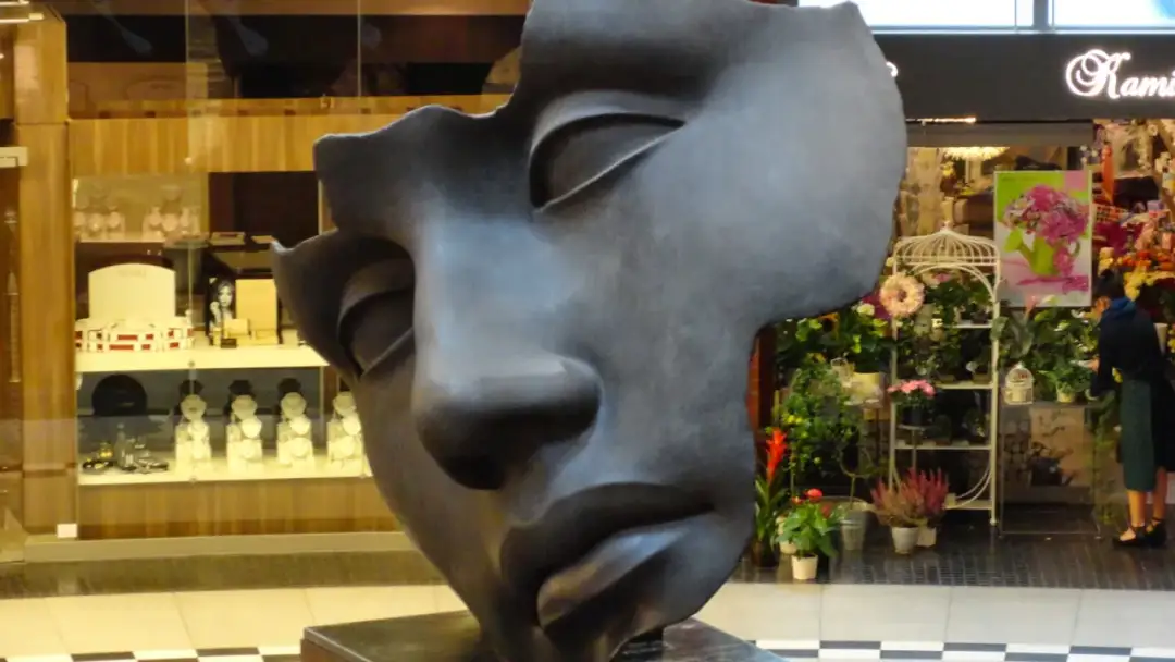 Igor Mitoraj w La Défense: Odkryj 4 rzeźby i ich tajemnice