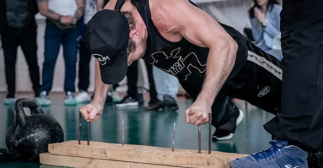 Trening siłowy w domu bez sprzętu - nasz plan na silne ciało