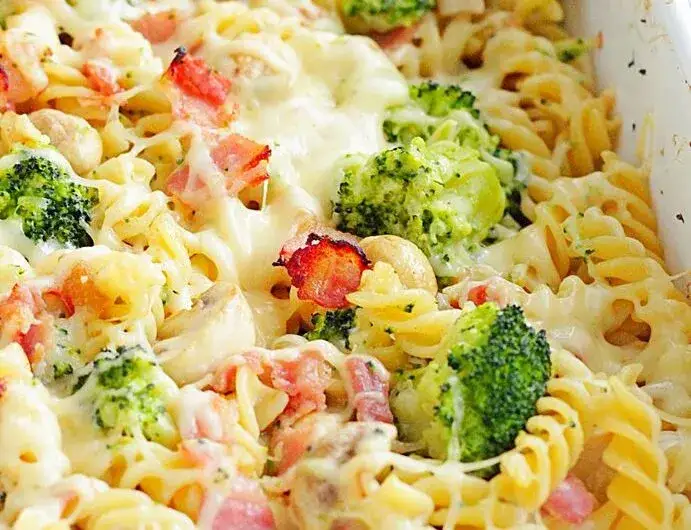 Szybka zapiekanka makaronowa z boczkiem i brokułami na obiad