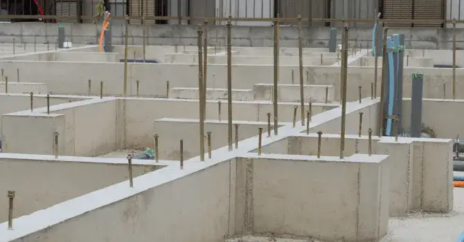 Comment réussir le coffrage d'un mur en béton sans erreurs courantes