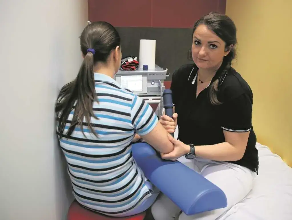 Rehabilitacja NFZ Kraków: Jak skrócić kolejki? Sprawdź triki eksperta!