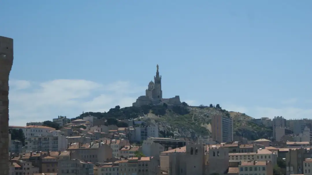 Marsylia czy jest bezpiecznie? Odkryj prawdę o zagrożeniach