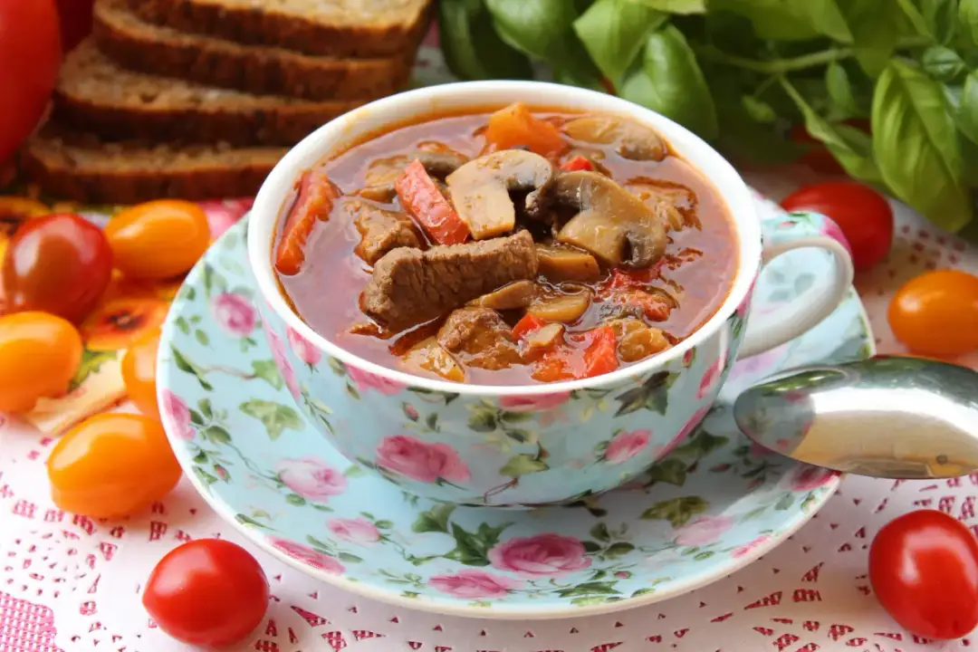 Przepis na strogonowa z wołowiny, który zachwyci Twoich gości