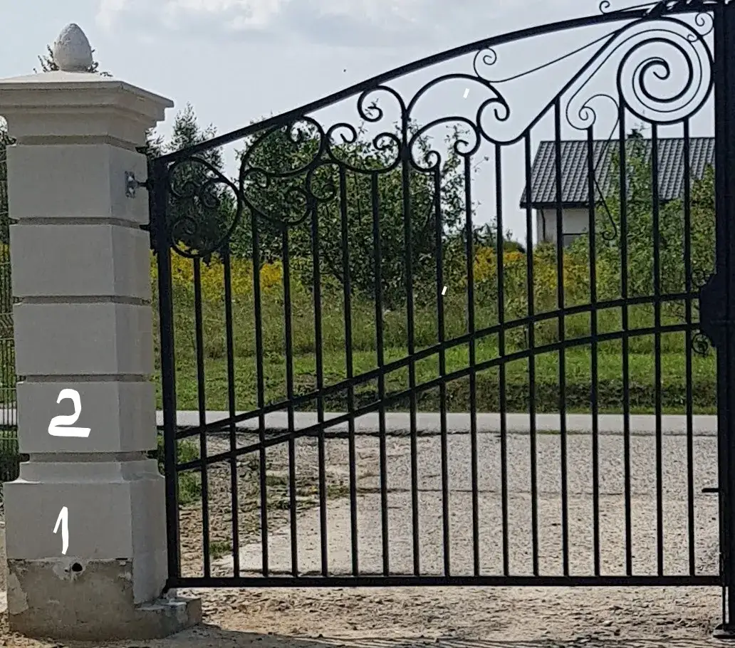 Na jakiej wysokości zamontować siłowniki do bramy, aby uniknąć problemów?