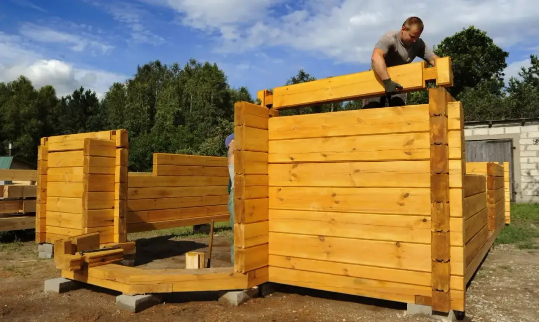 Jaki dom budować: drewniany czy murowany? Koszty, wady i zalety