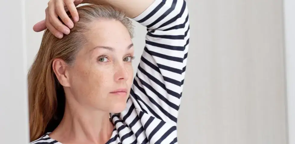 8 skutecznych sposobów jak ukryć odrosty fryzury bez wizyty u fryzjera