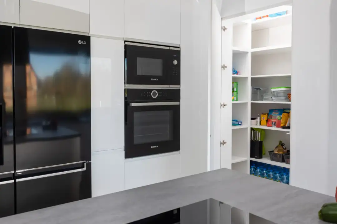 Jak zrobić spiżarnię w kuchni: praktyczne porady na każdą przestrzeń