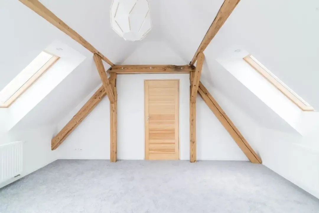 Najlepsze sposoby pomalowania belek na poddaszu - poznaj praktyczne porady