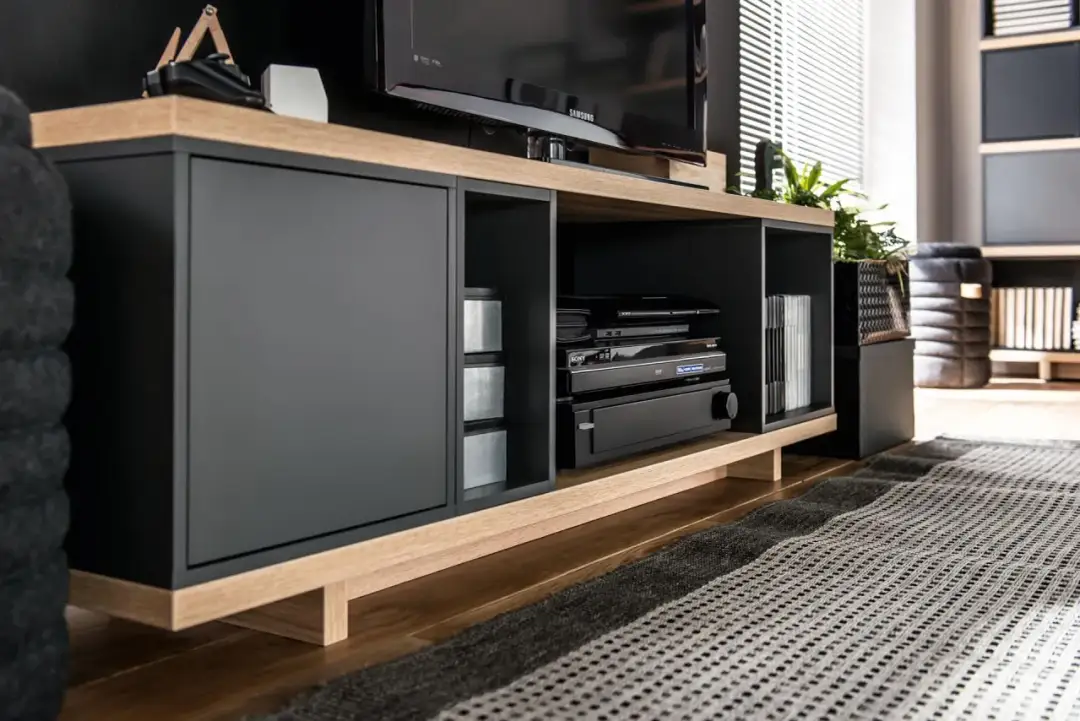 Jak ukryć kable w szafce RTV - proste sposoby na estetyczny wystrój