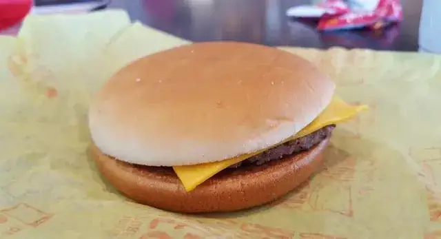 Ile kosztuje hamburger w McDonald's? Ceny w różnych lokalizacjach