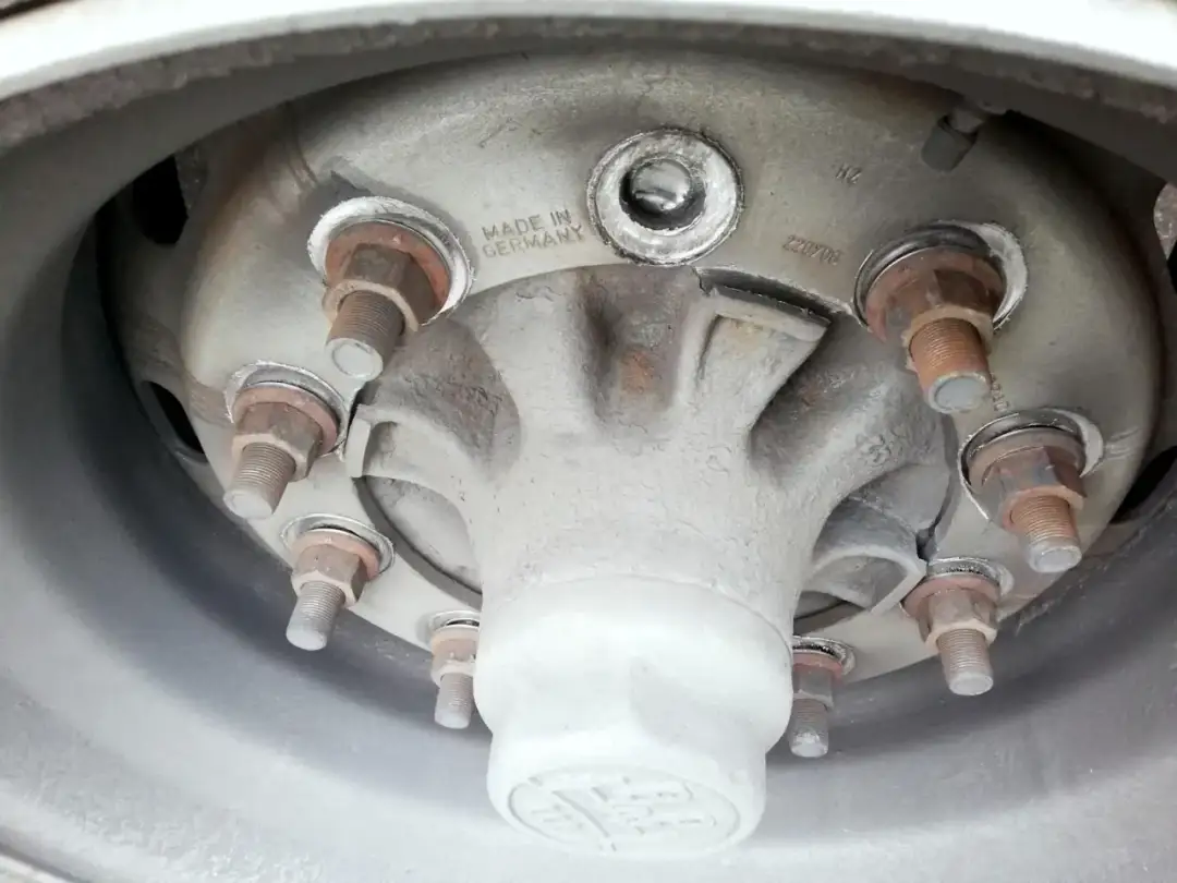 Z jaką siłą dokręcać koła w naczepie, aby uniknąć niebezpieczeństwa